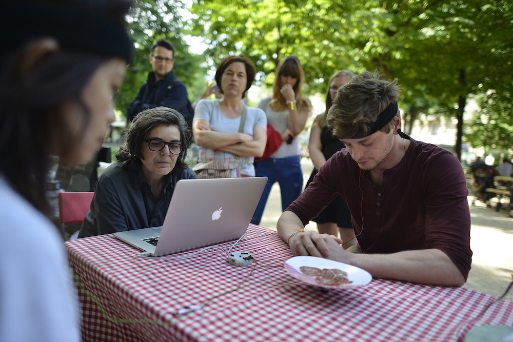 Le saucisson lévite entre les participants qui se concentrent – Crédit Photo Pierre Bouvier
